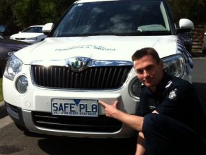 Safe plates to unscrew thefts