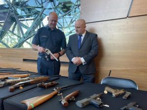 Hand in illegal firearms