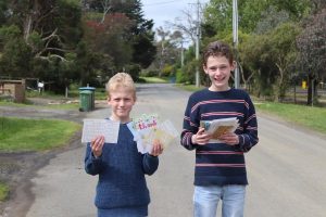 Boys’ sweet gesture delights street