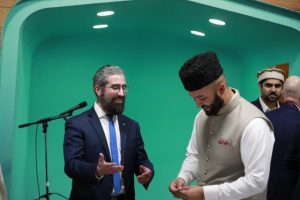 Faiths and MPs back beseiged mosque