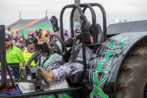 Tractors pull in thousands