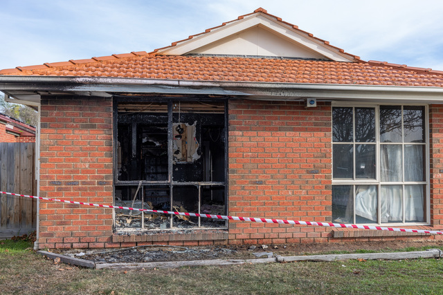 CFA and FRV fight Narre Warren South blaze