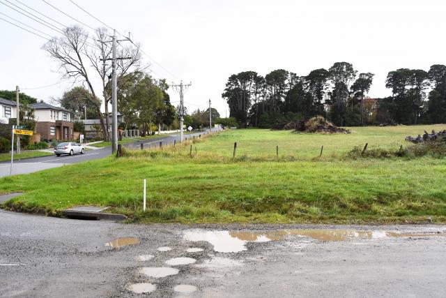 New suggestion put to council to defer approval of Manuka Road development plans